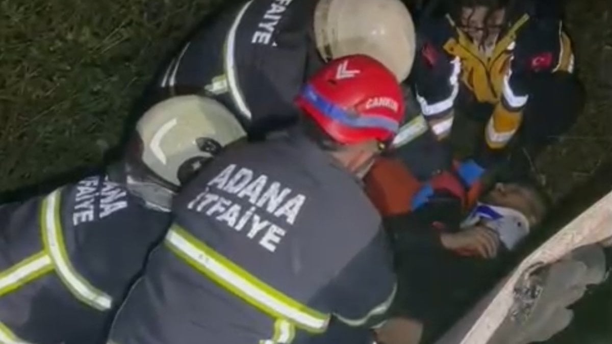 Adana Sarıçam'da Şarampole Yuvarlanan Otomobil Kazası ve İtfaiye Müdahalesi