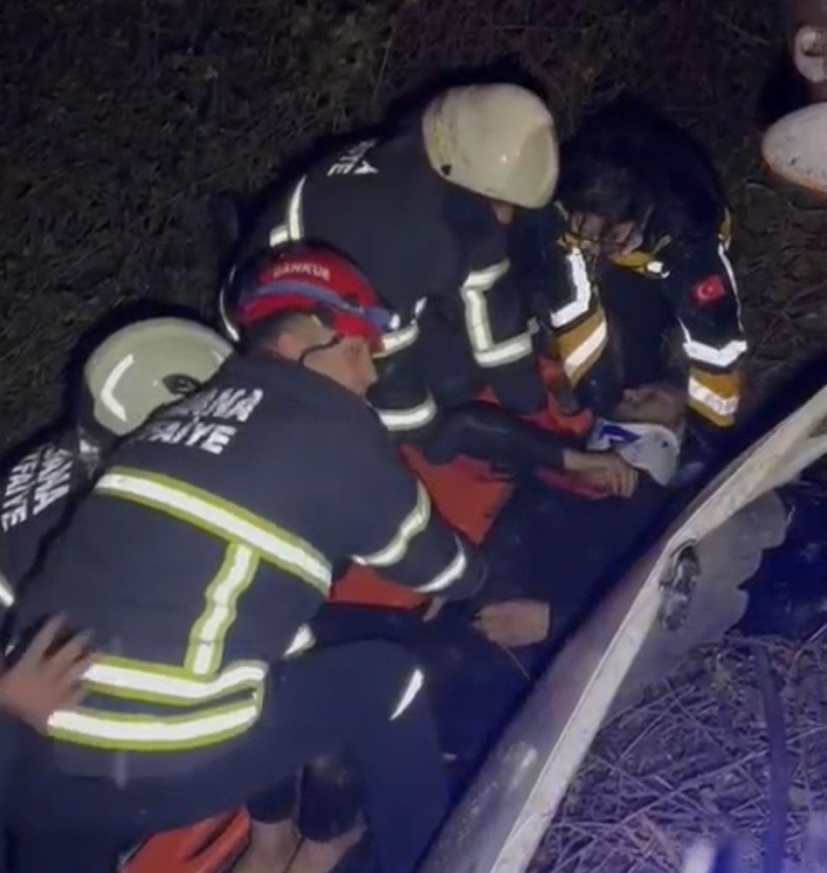 Adana Sarıçam'da Şarampole Yuvarlanan Otomobil Kazası ve İtfaiye Müdahalesi