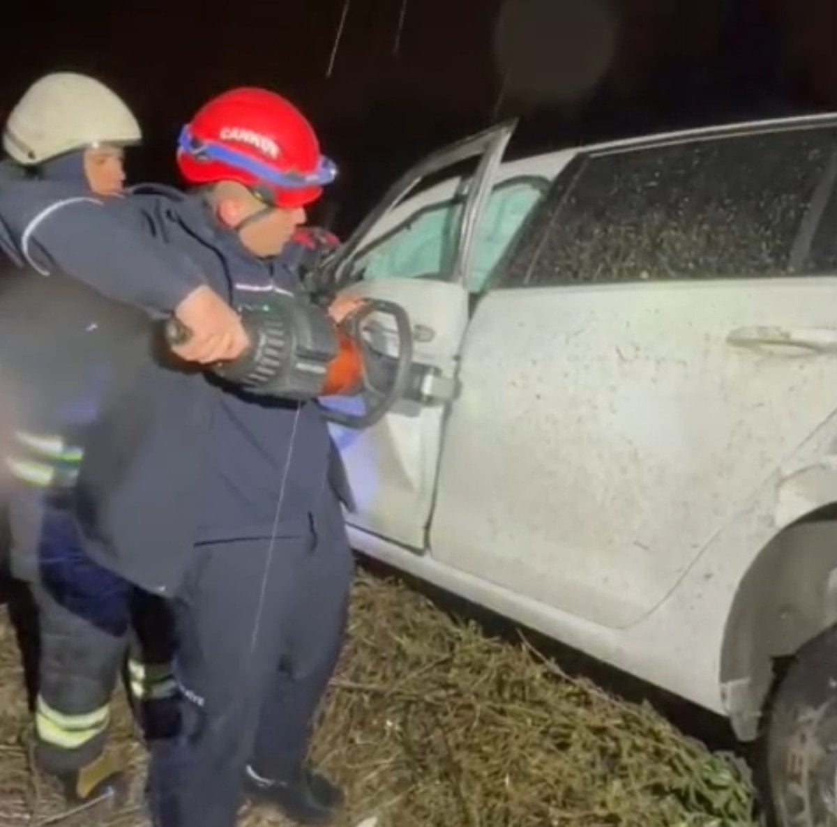 Adana Sarıçam'da Şarampole Yuvarlanan Otomobil Kazası ve İtfaiye Müdahalesi