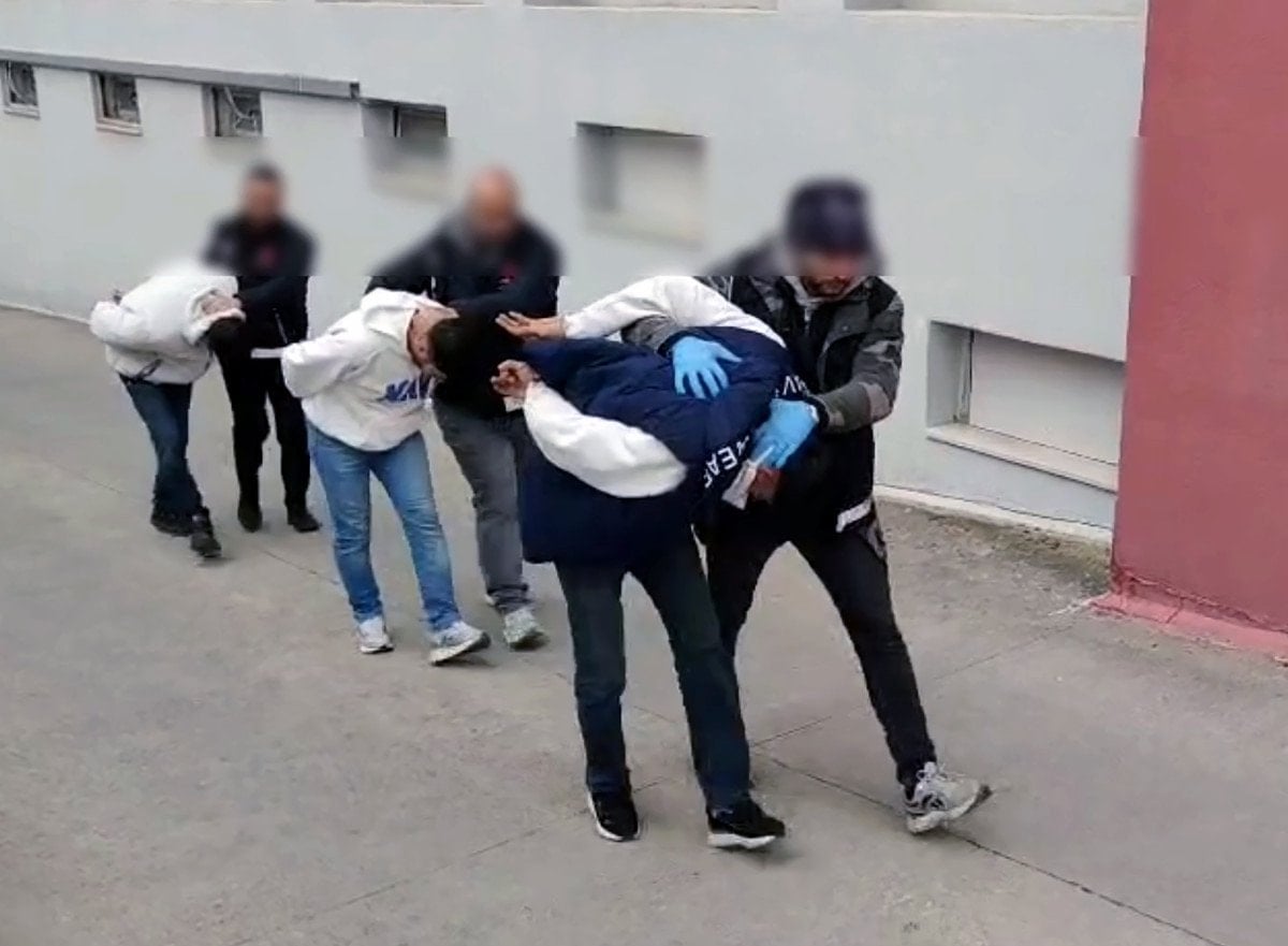 Adana’da Araçta Ele Geçirilen 66,600 Uyuşturucu Hap ve Polis Operasyonu