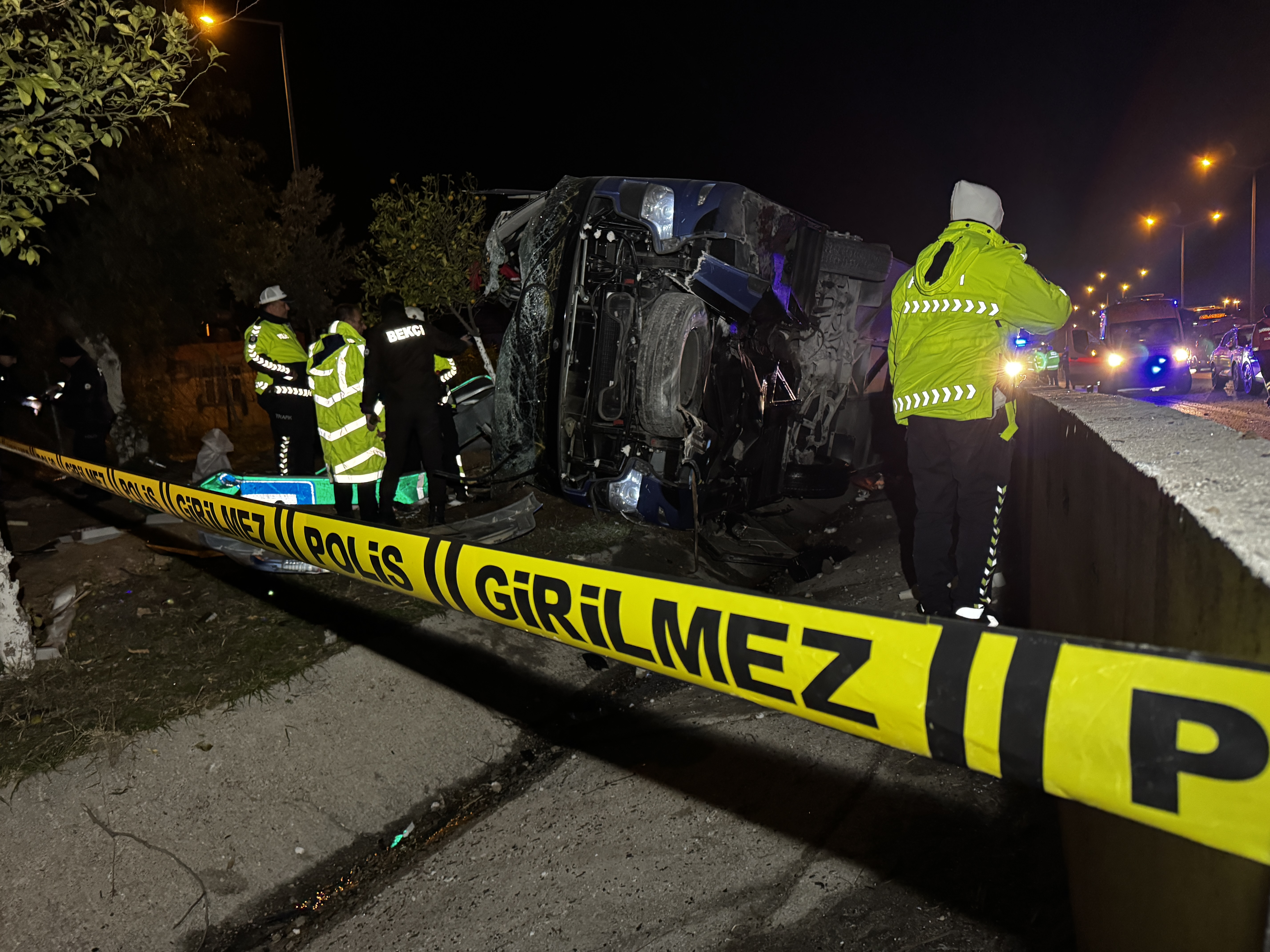 Adana'da otobüs devrildi, 8 kişi yaralandı