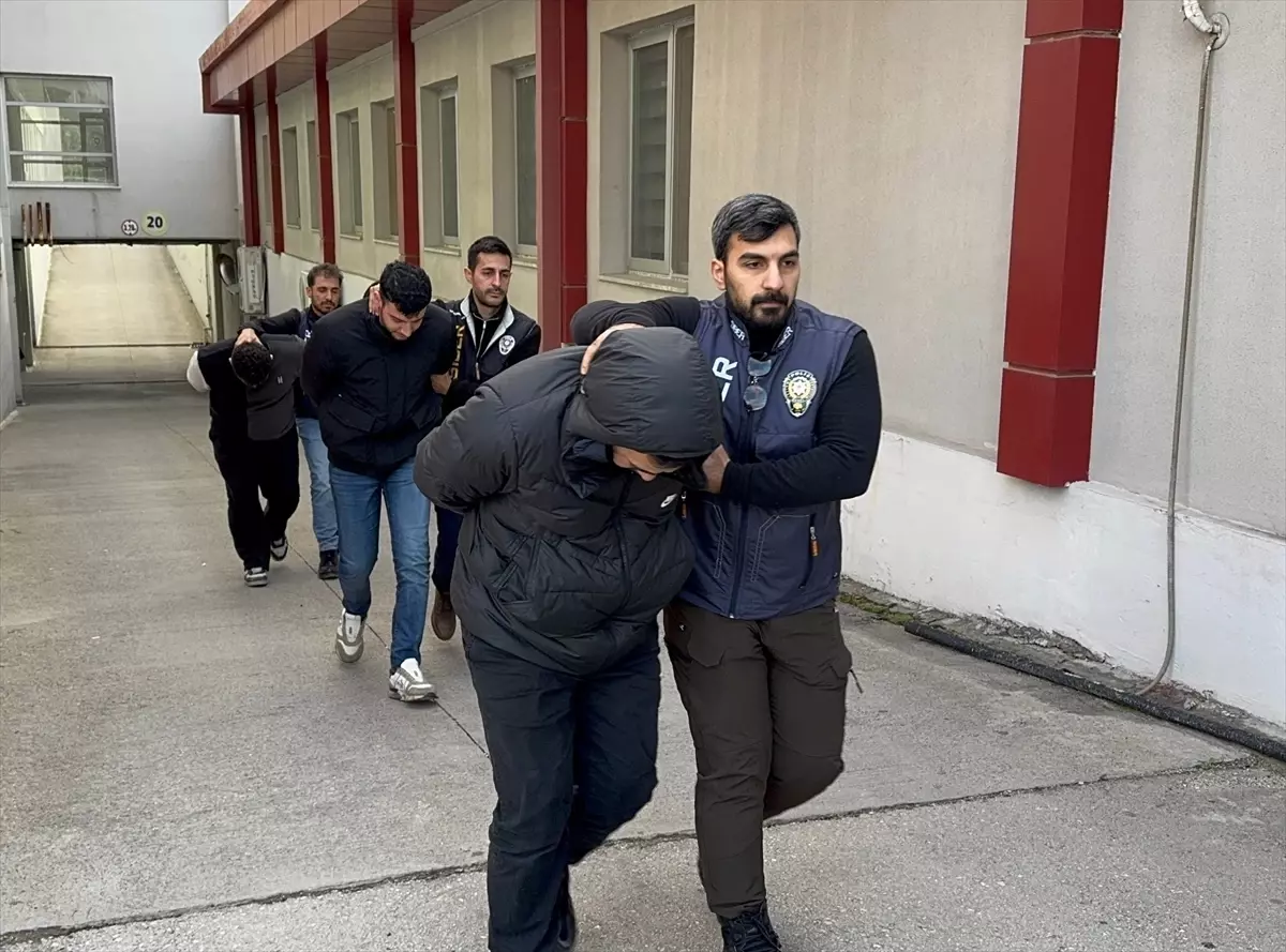 Adana'da Sazan Sarmalı Dolandırıcılık Operasyonu: 7 Kişi Tutuklandı