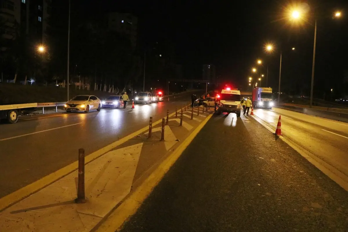 Adana'da Tır'a Arkadan Çarpan Otomobilin Sürücüsü Hayatını Kaybetti