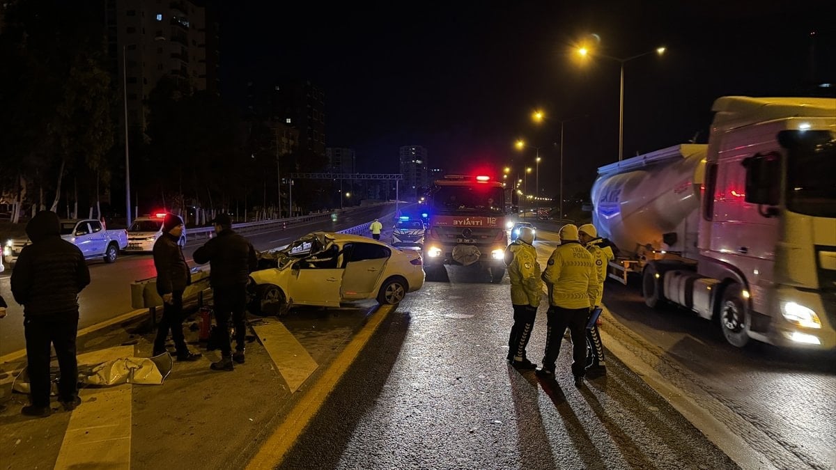 Adana'da Tıra Çarpan Otomobilin Sürücüsü Hayatını Kaybetti