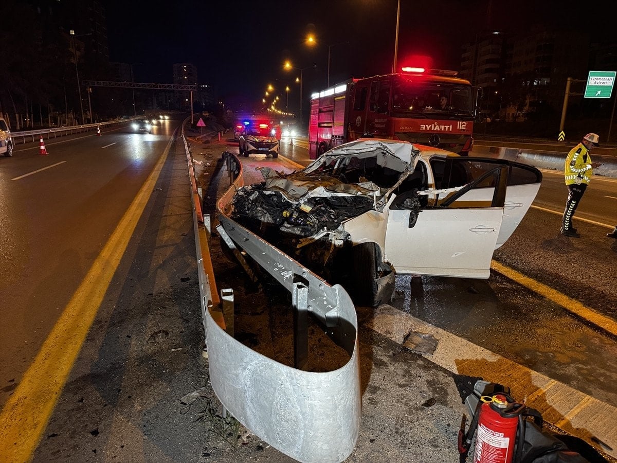 Adana'da Tıra Çarpan Otomobilin Sürücüsü Hayatını Kaybetti