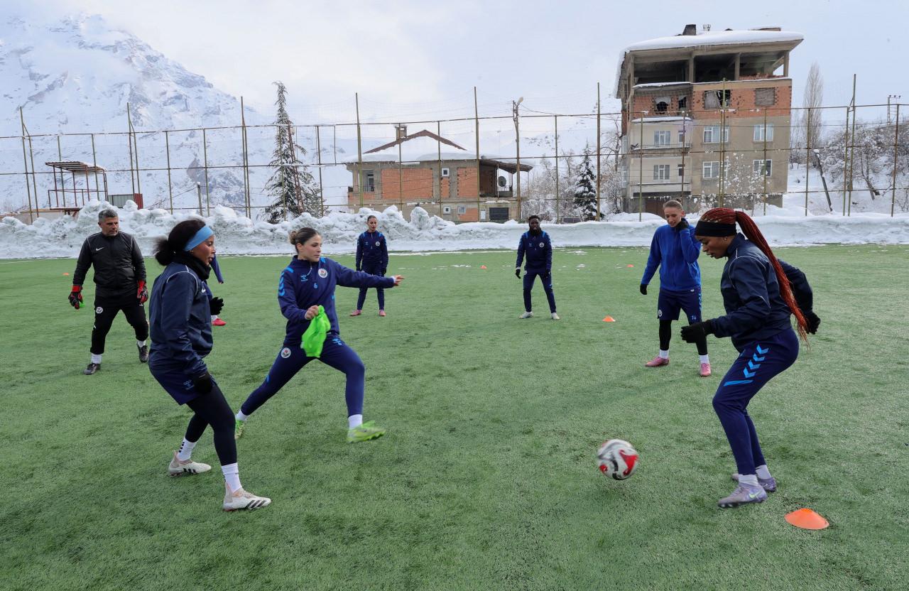 Afrikalı Yıldızlar Hakkari'nin Soğuk Kışına Alışıyor: 'Buraya Gelmeden Önce Kar Görmemiştim'