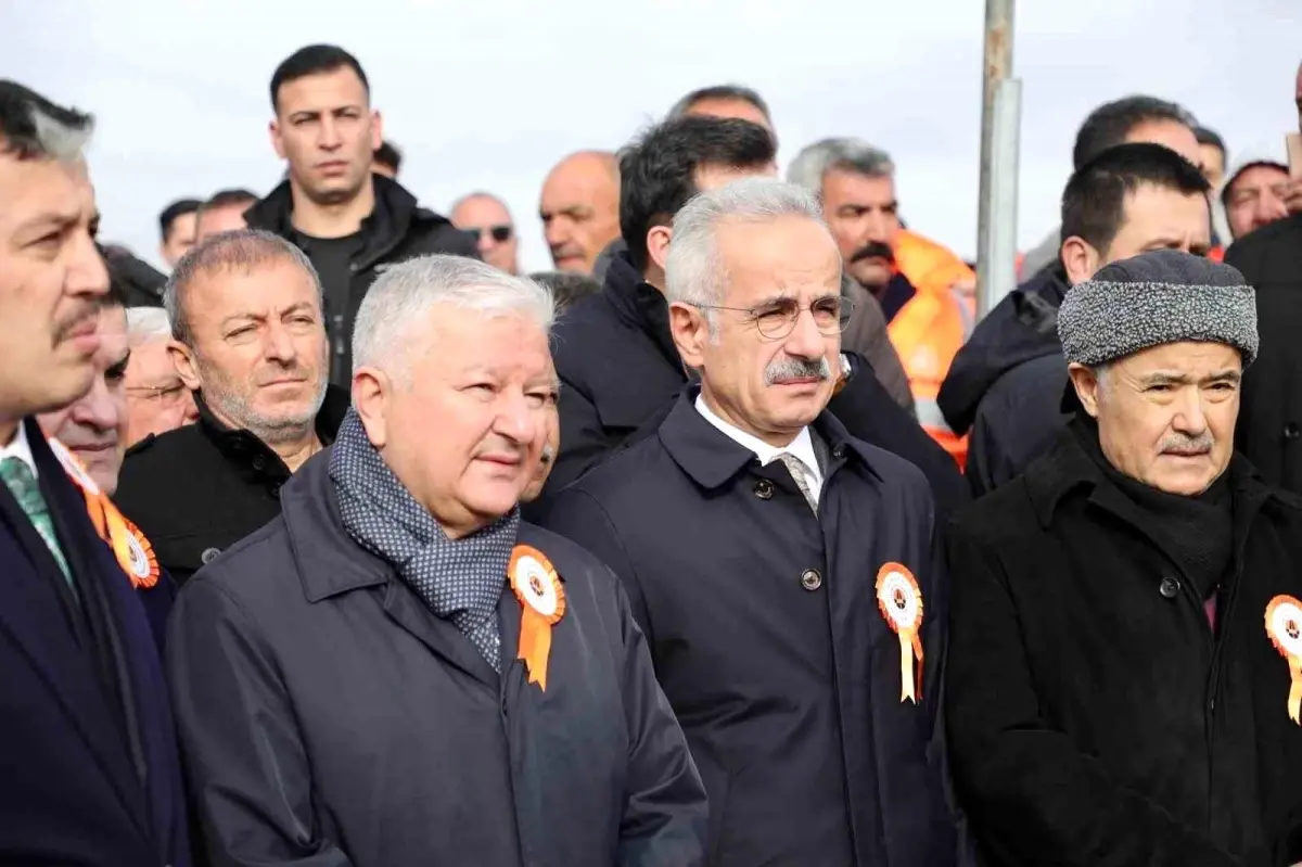 Bakan Uraloğlu: Bölünmüş yol ağını 30 bin kilometrenin üzerine çıkarmanın gururunu yaşıyoruz