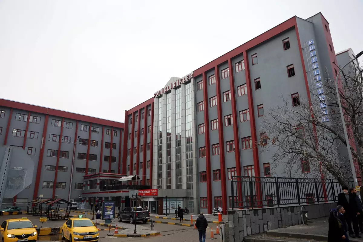 Boşanmak İsteyen Eşine Kaldırım Taşıyla Şiddet Uyguladı