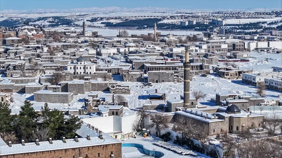 Diyarbakır'ın Tarihi Mekanları Karla Bembeyaz Oldu