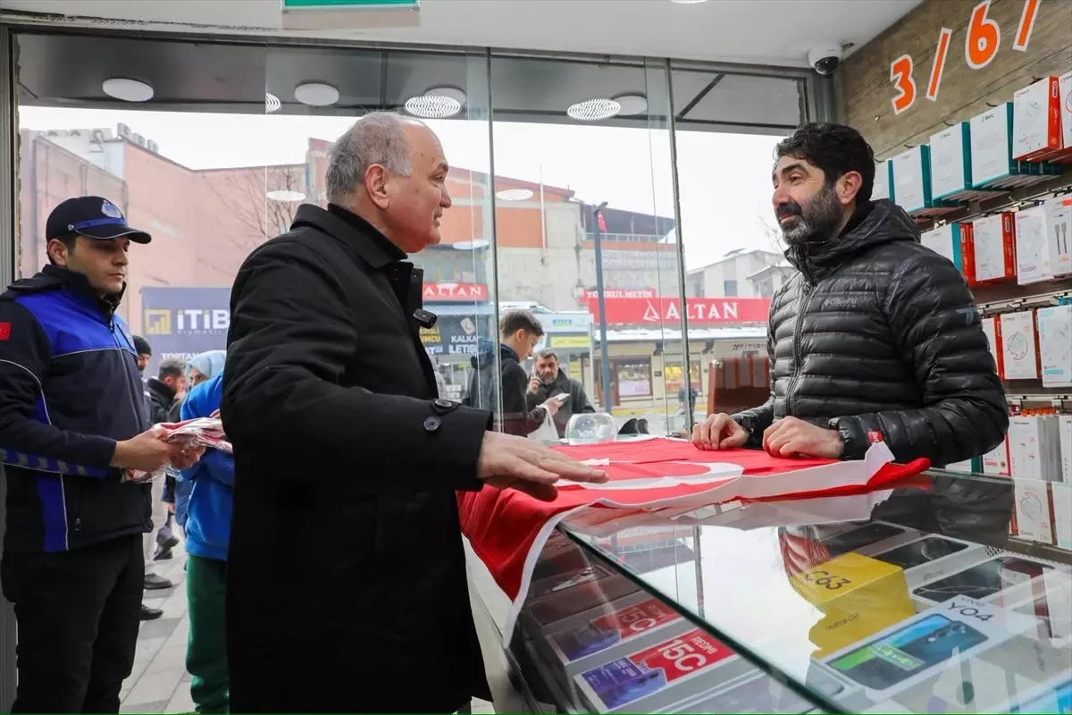 Düzce'de Türk Bayrağına Yapılan Saldırıya Esnafın Bayrakla Tepkisi