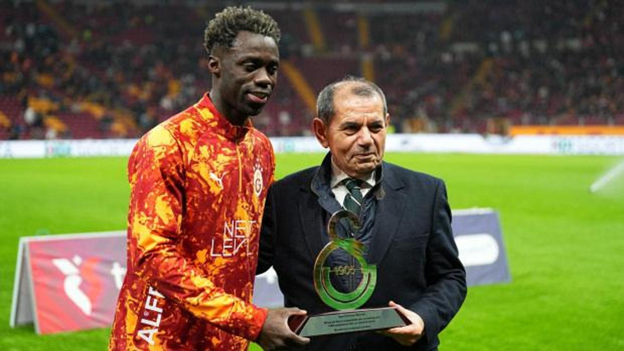 Galatasaray Başkanı Dursun Özbek'ten Davinson Sanchez'e Onur Plaketi Töreni