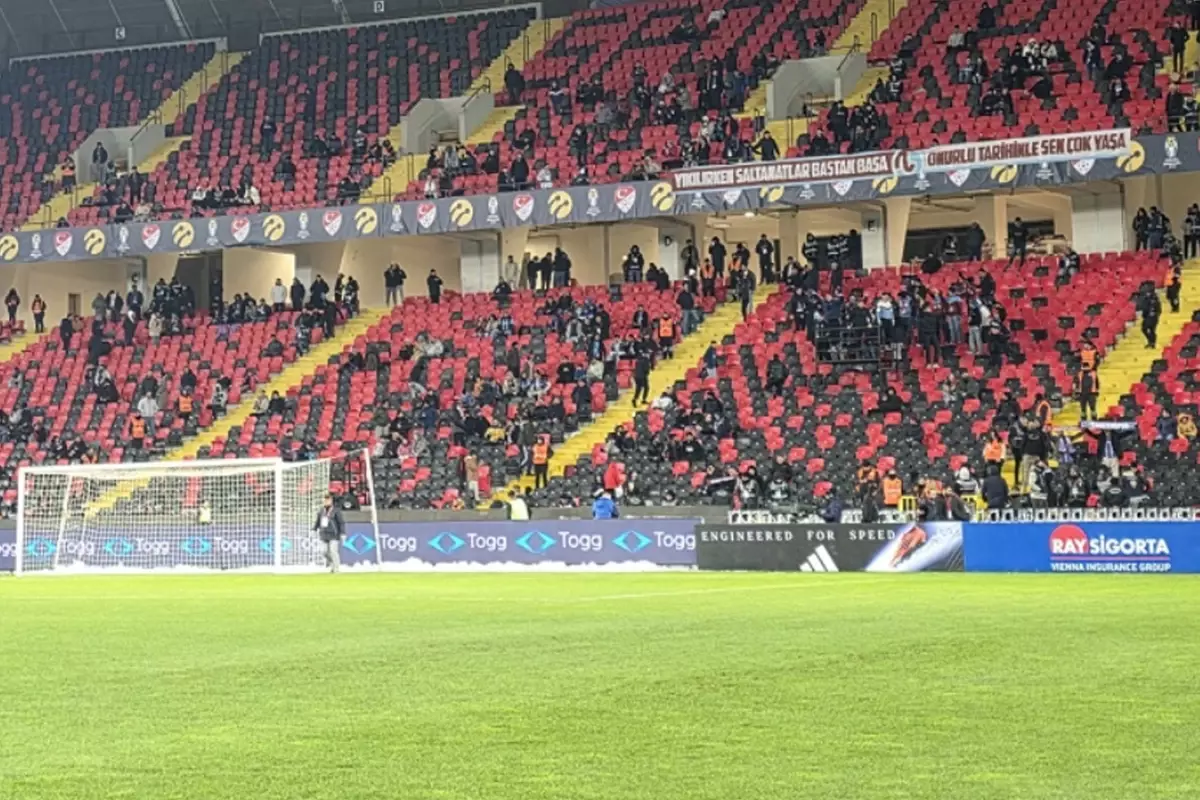 Galatasaray-Trabzonspor Süper Kupa Yarı Final Maçında Tribünlerde Büyük Boşluklar