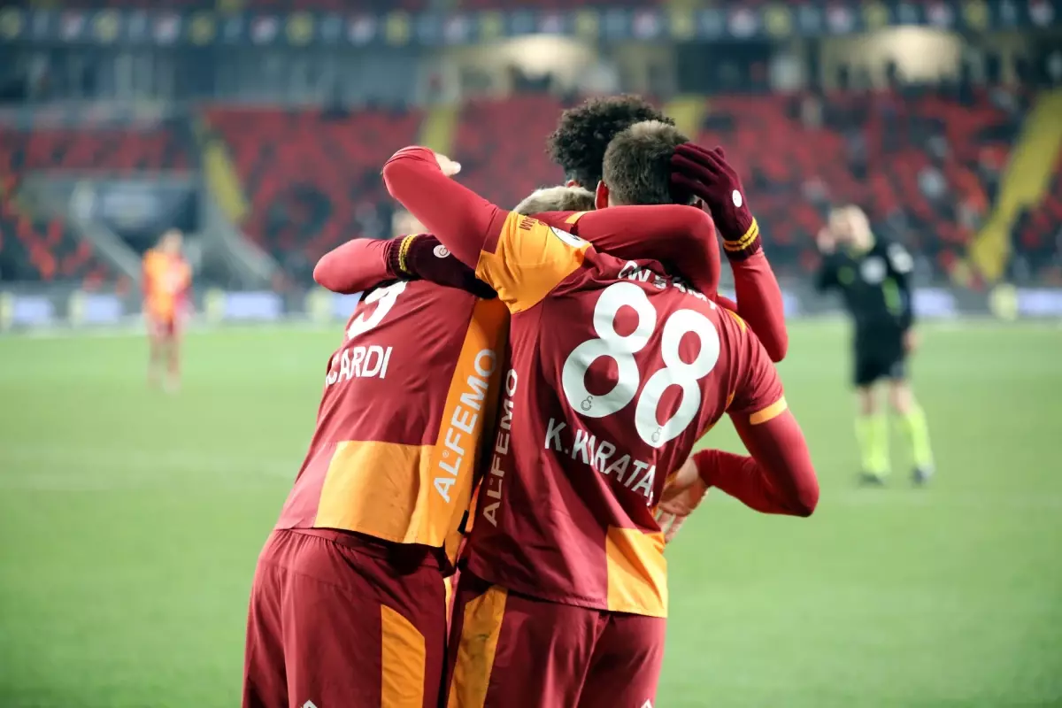 Galatasaray, Trabzonspor'u 4-1 Yenerek Süper Kupa Finaline Yükseldi