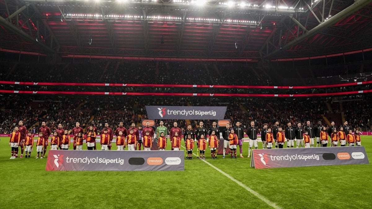 Galatasaray tribünlerinden yönetime tepki! Galatasaray tribünlerinden yönetime tepki!