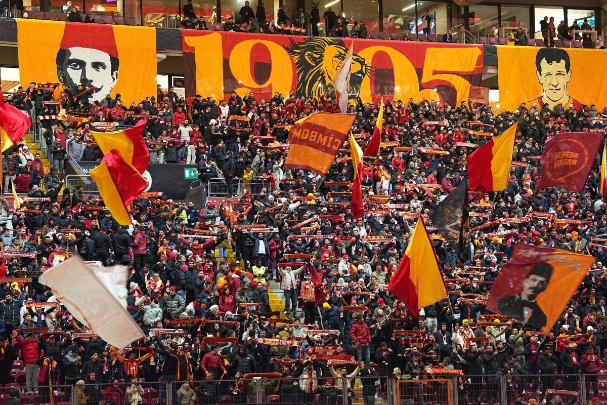 Galatasaray tribünlerinden yönetime tepki! Galatasaray tribünlerinden yönetime tepki!