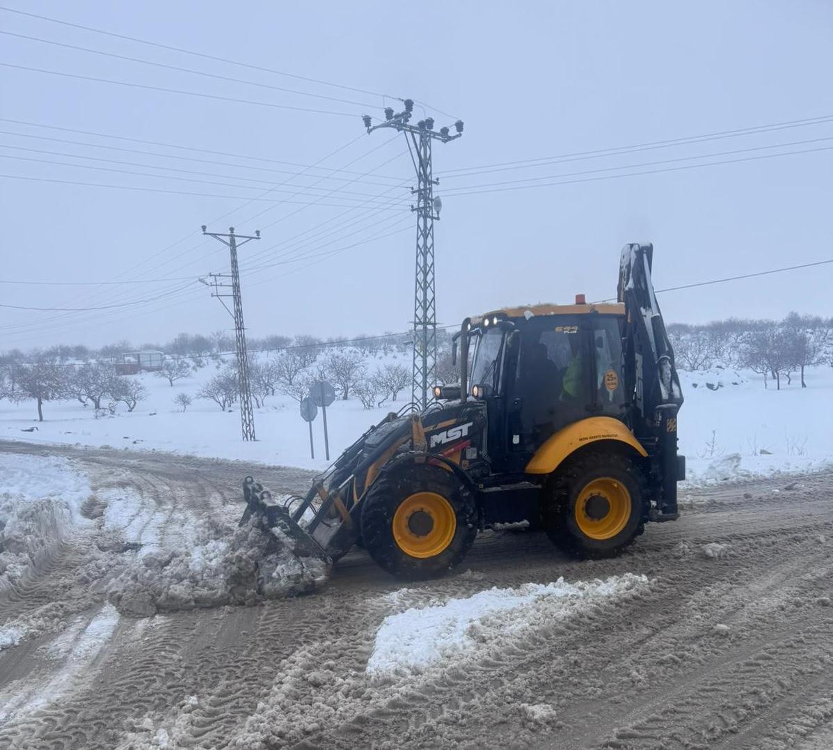 Gaziantep Büyükşehir Belediyesi Köy Yollarında Karla Mücadeleyi Yoğunlaştırdı