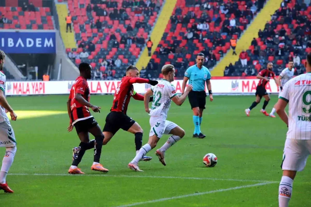 Gaziantep FK ile Konyaspor Arasındaki Kritik Süper Lig Maçında İlk Yarı Sonucu 1-0