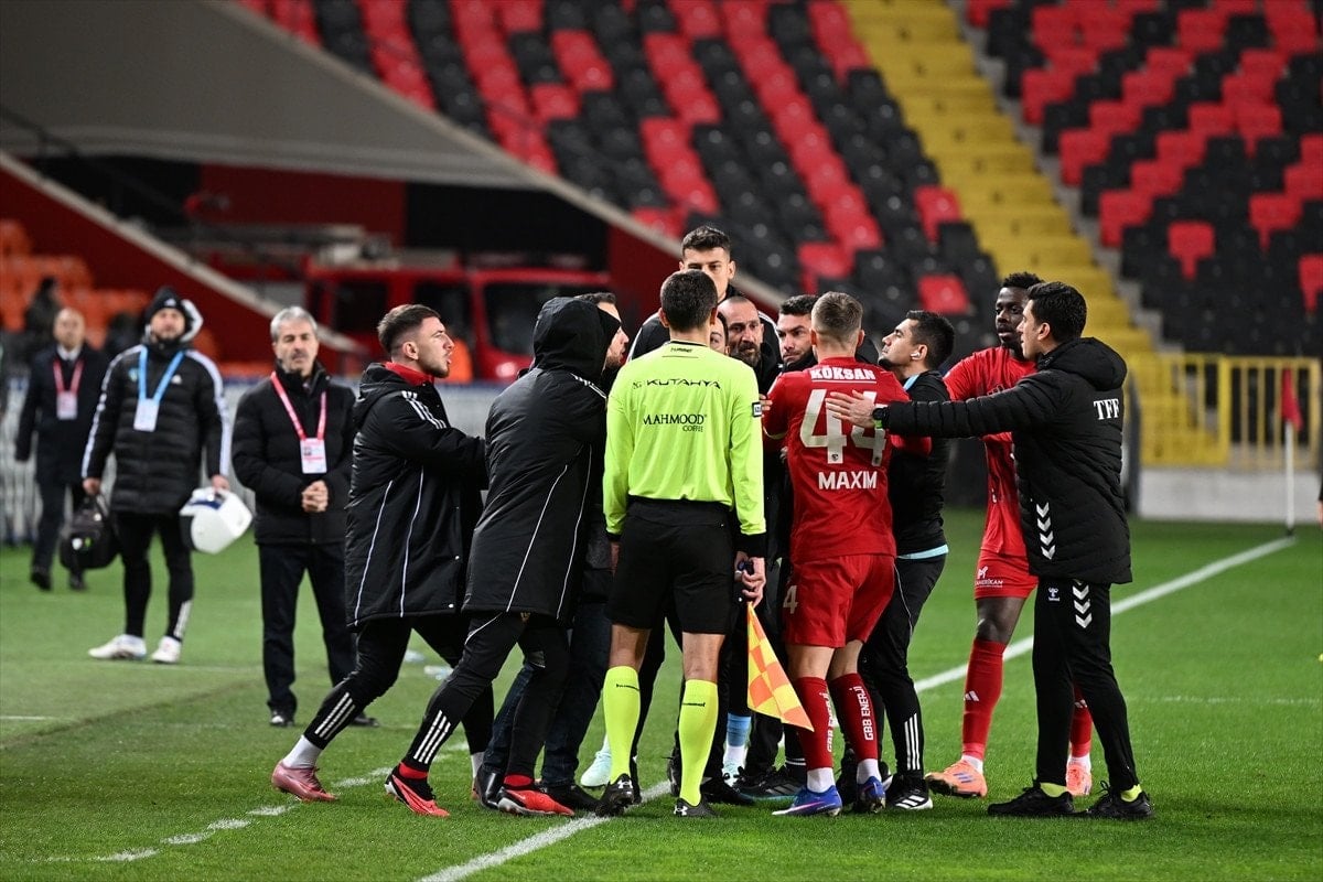 Gaziantep FK, Kocaelispor'u 1-0 Yendi: Burak Yılmaz Olaylı Maça Damga Vurdu