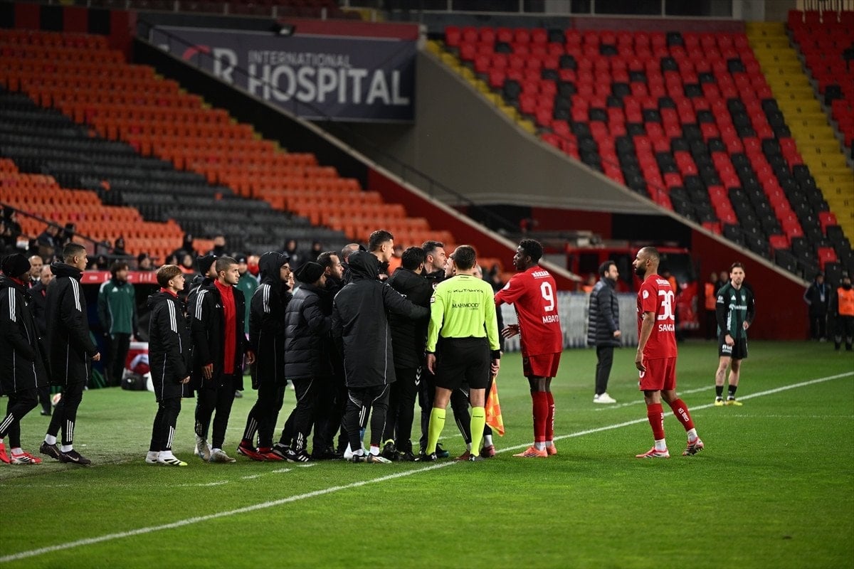 Gaziantep FK, Kocaelispor'u 1-0 Yendi: Burak Yılmaz Olaylı Maça Damga Vurdu