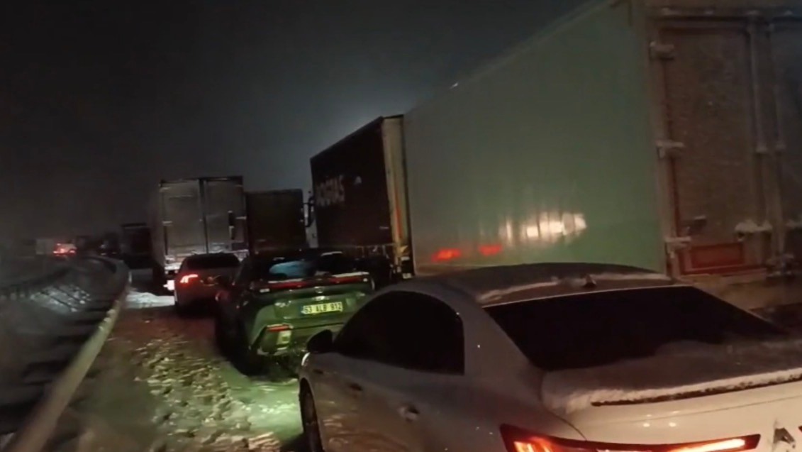 Gaziantep-Kahramanmaraş karayolunda kar esareti. Kuyruk kilometrelerce uzuyor