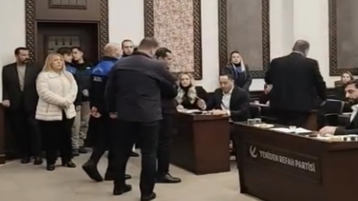 Mecliste mafya iddiası: AKP’li başkan zabıtayı CHP’li üyenin üzerine saldı