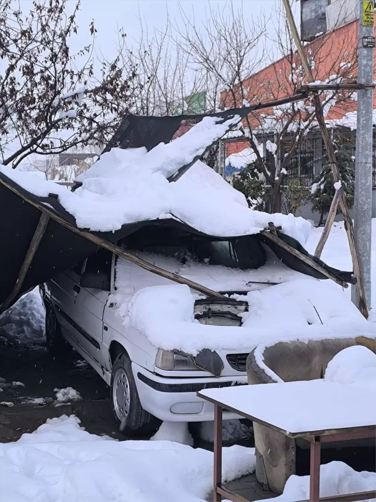 Nurdağı'nda Kar Yağışı Çatıları Çöktürdü