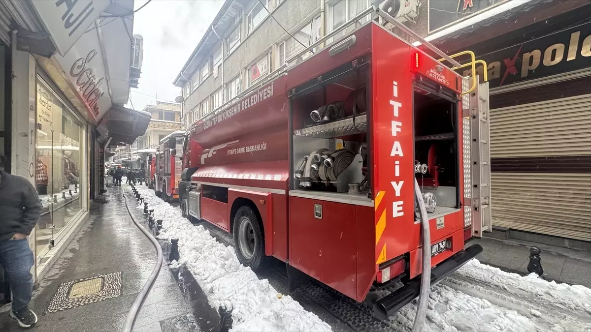 Gaziantep Şahinbey'de İş Yerinde Çıkan Yangında 6 Kişi Hastaneye Kaldırıldı