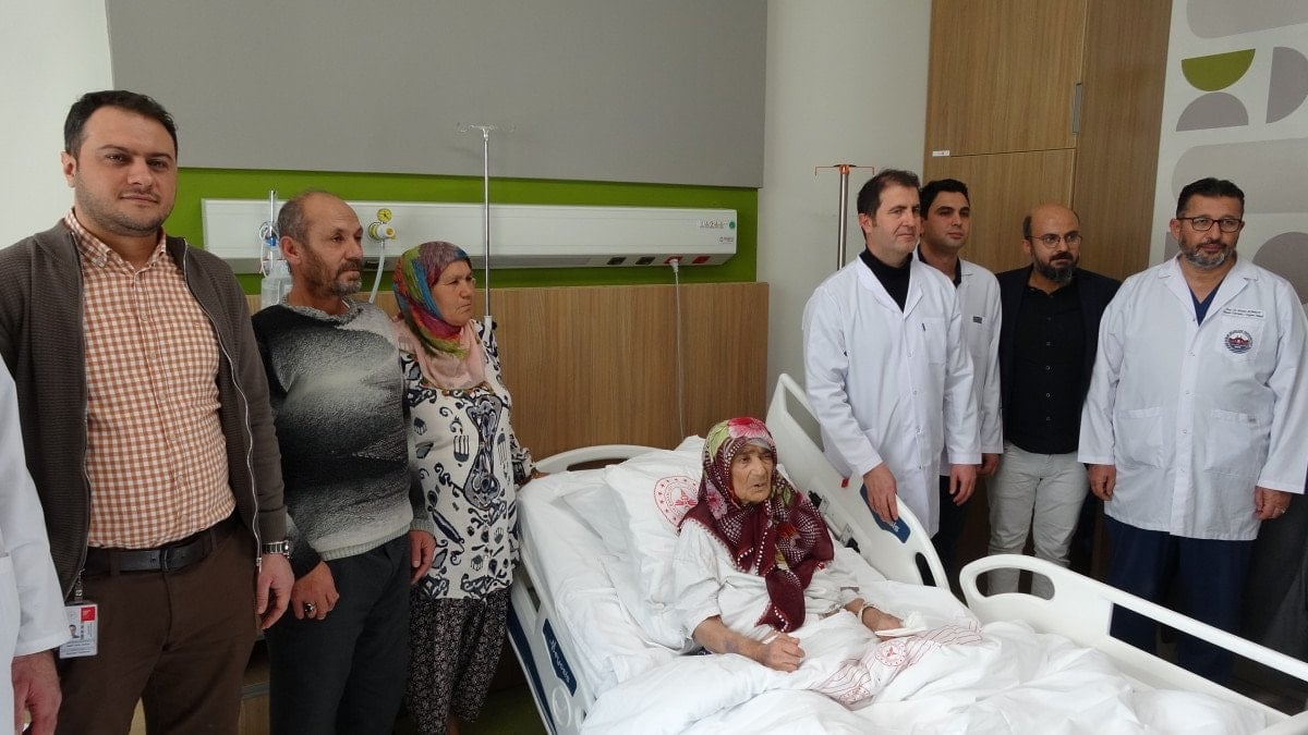 Gaziantep'te yaşlı kadının karnından 4,5 kilo kitle çıktı