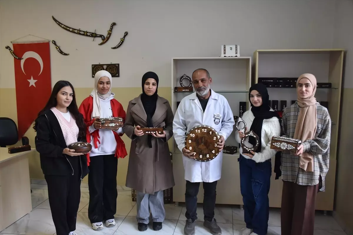 Gaziantep'te Kadınlar Geleneksel Sedef İşlemeciliği Sanatını Yeniden Canlandırıyor