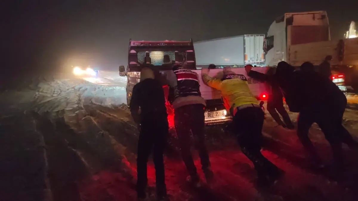 Gaziantep'te Kar Yağışı Sonrası Trafik Durumu ve Yol Çalışmaları