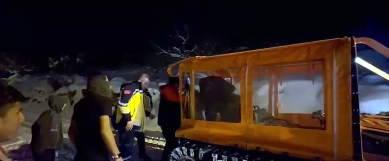 Gaziantep'te Karlı Yolda Rahatsızlanan Hasta AFAD ve Sağlık Ekipleri Tarafından Kurtarıldı