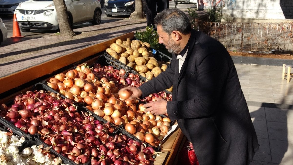 Gaziantep'te gençlerden vicdanlı davranış: Soğan aldılar, parasını kameraya gösterip bıraktılar