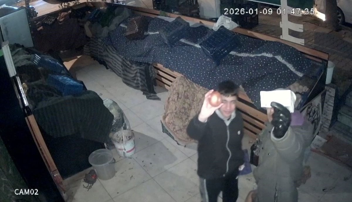 Gaziantep'te gençlerden vicdanlı davranış: Soğan aldılar, parasını kameraya gösterip bıraktılar