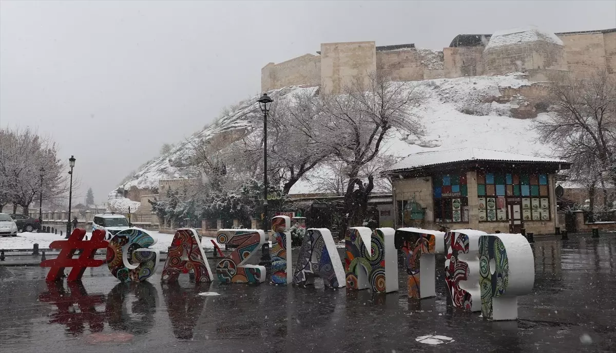 Gaziantep'te Sabah Saatlerinde Başlayan Kar Yağışı Trafikte Zorluklara Neden Oldu