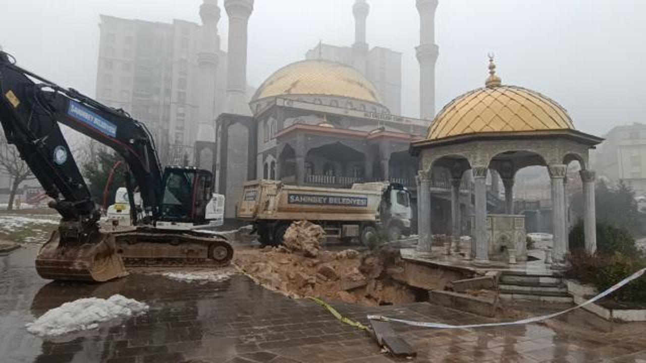 Gaziantep'te Yağmur Nedeniyle Ali Erçelebi Camii Avlusunda Çökme Meydana Geldi