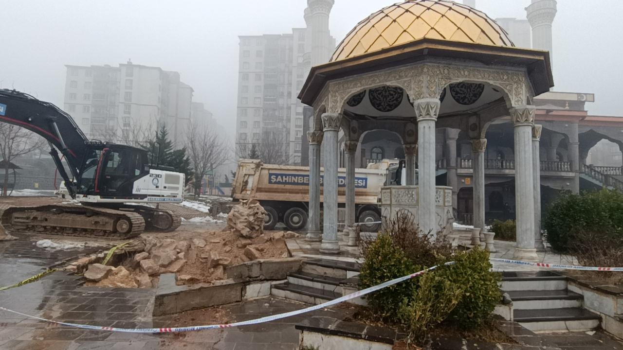 Gaziantep'te Yağmur Nedeniyle Ali Erçelebi Camii Avlusunda Çökme Meydana Geldi