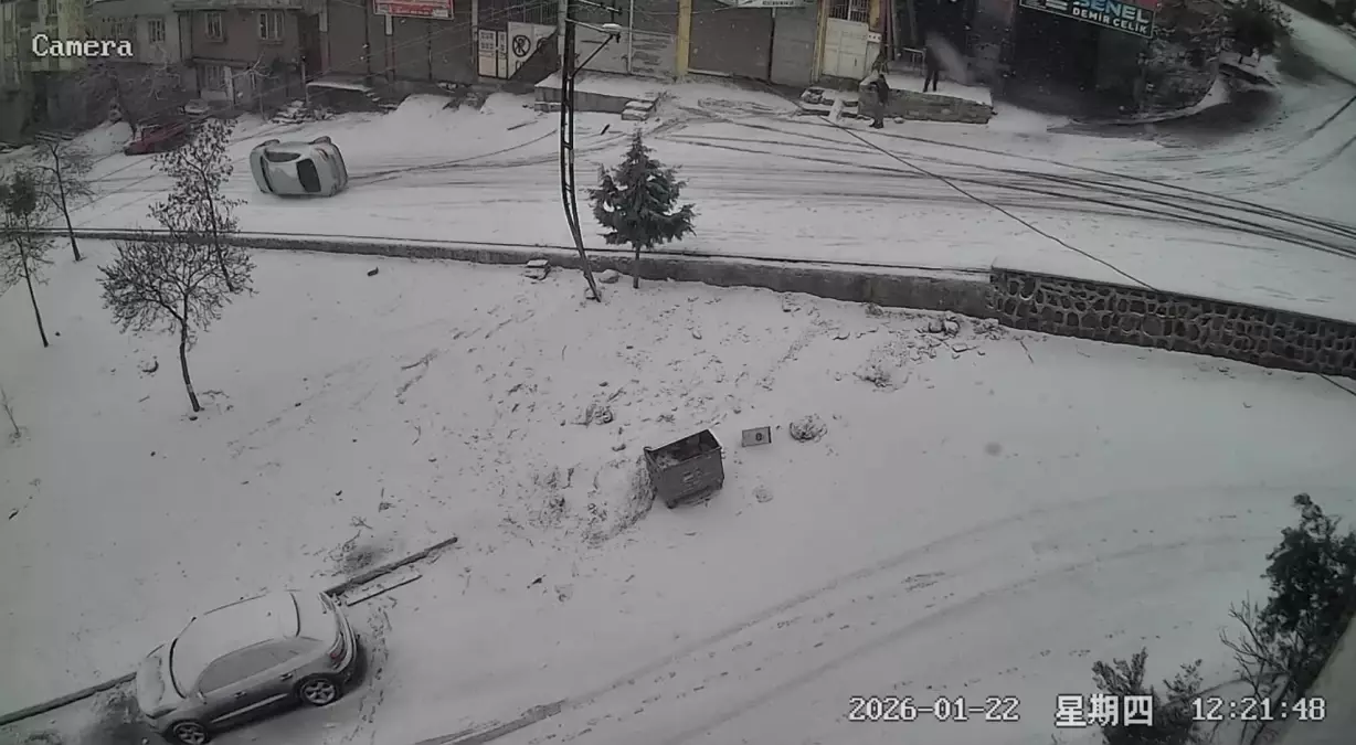 Gaziantep'te Yoğun Kar Yağışı Nedeniyle Kaygan Yolda Otomobil Kaza Yaptı: Sürücü Hafif Yaralandı