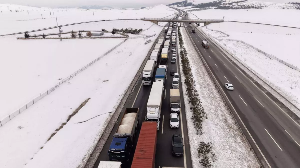 Gaziantep'te Kar Sonrası Araç Kuyruğu
