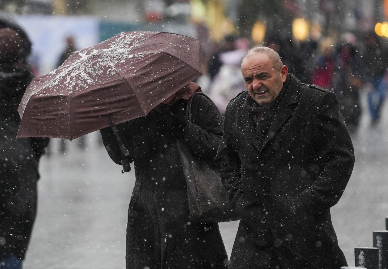 İstanbul'a yeniden kar geliyor! Meteoroloji uzmanı net tarih verdi