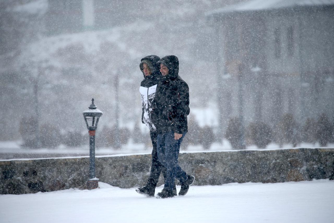 İstanbul'a Kar Yağışı Geliyor: AKOM'dan 2 Gün Sürecek Yoğun Kar Uyarısı