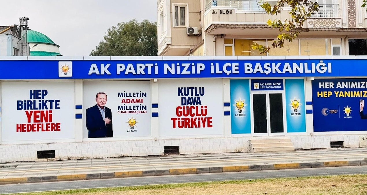 Mahkeme yıkım dedi, AKP ilçe binası yaptı