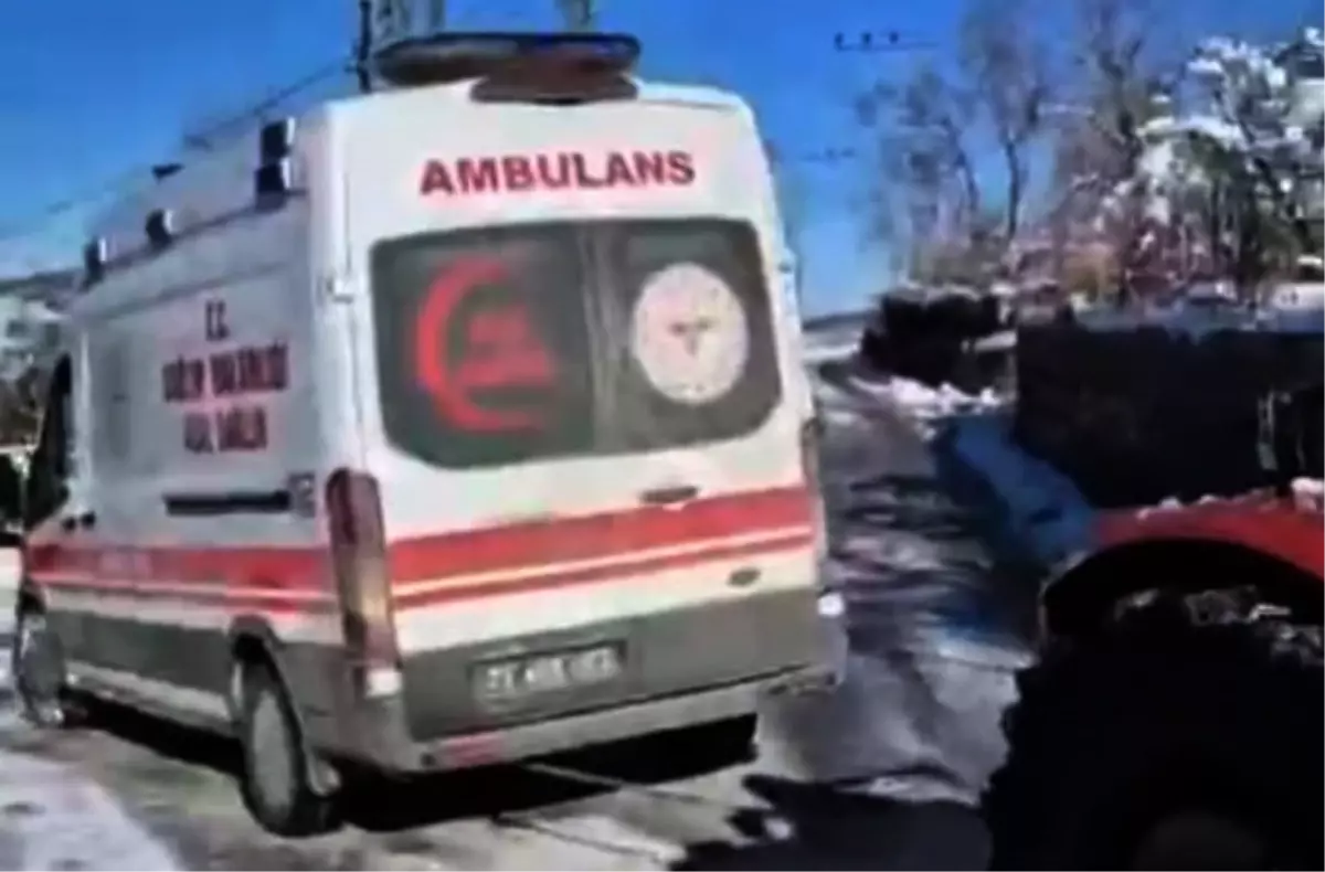 Ambulans Kara Saplandı, Traktörle Kurtarıldı