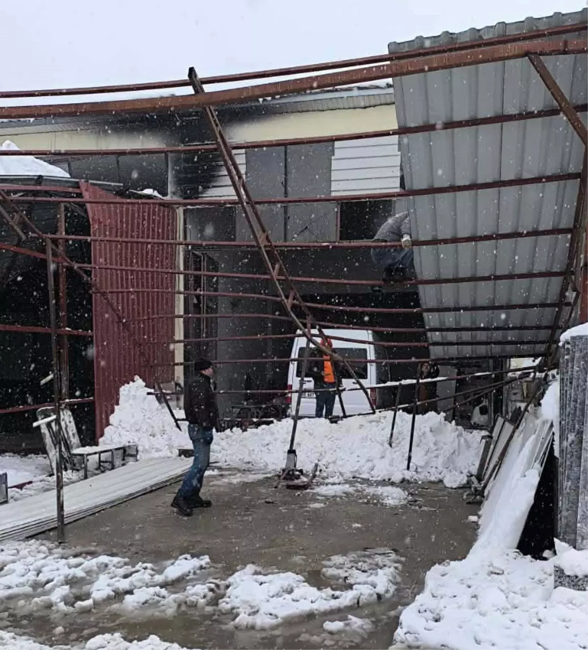 Nurdağı'nda Yoğun Kar Yağışı Sonrası Sanayi Sitesindeki Çatılar Çöktü