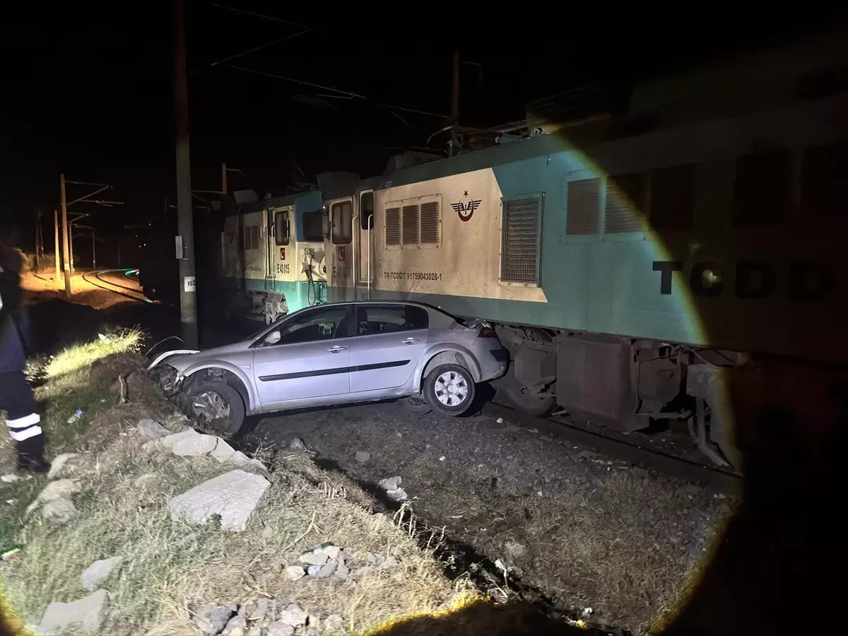 Osmaniye Düziçi’nde Hemzemin Geçitte Yük Treni Otomobile Çarptı: 4 Kişi Yaralandı