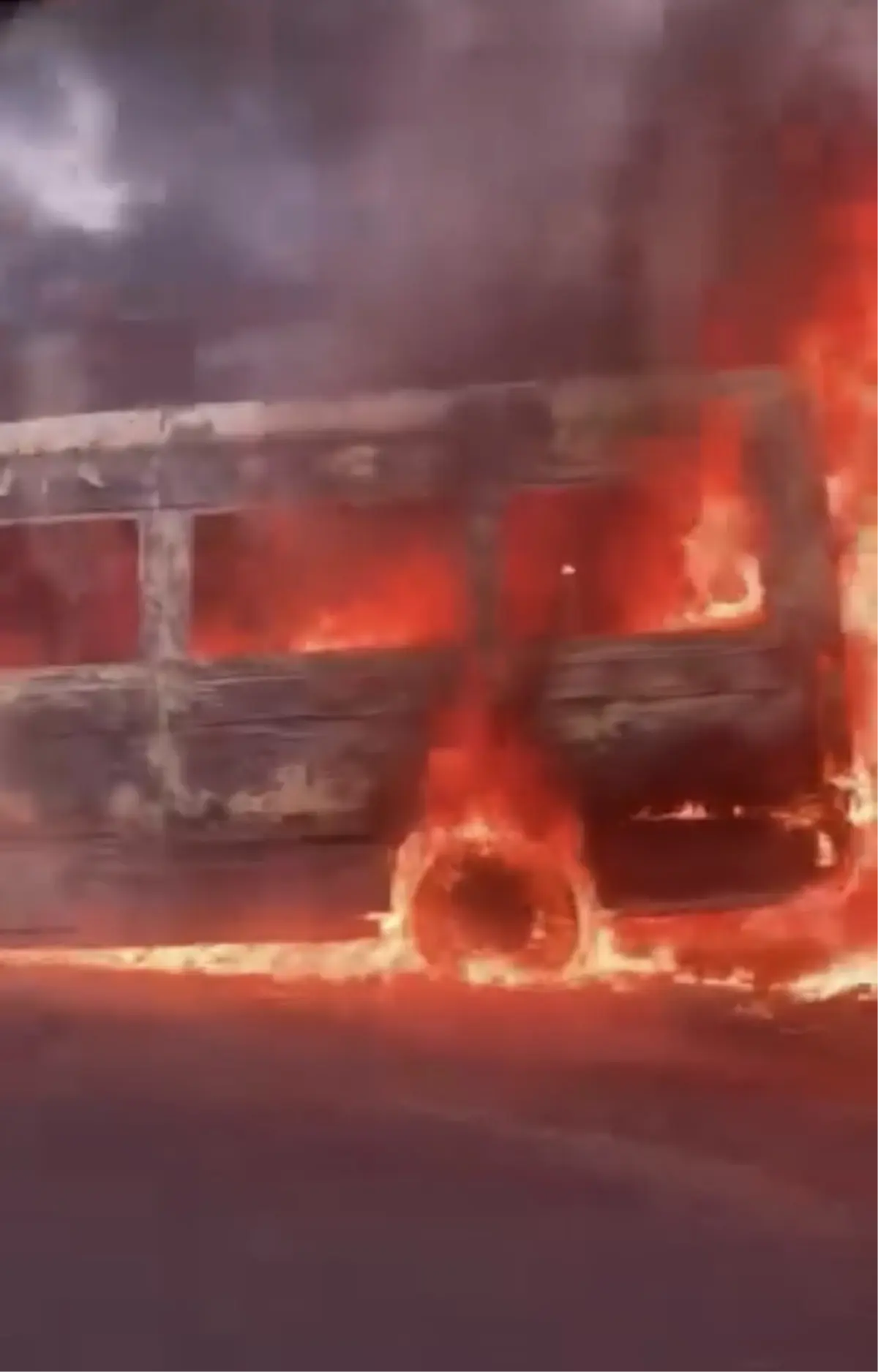 Osmaniye'de İşçi Taşıyan Servis Minibüsü Alev Aldı ve Yandı