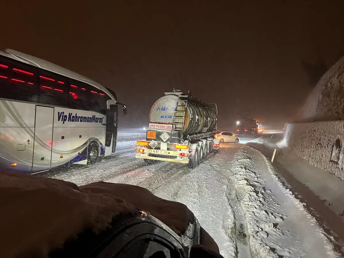 Osmaniye'de Karla Mücadele: Yollarda Mahsur Kalanlar Kurtarıldı