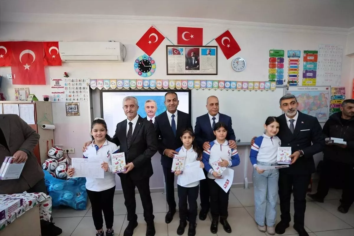 Şahinbey Belediyesi'nden Sömestr Tatilinde Öğrencilere Kitap ve Spor Malzemesi Desteği