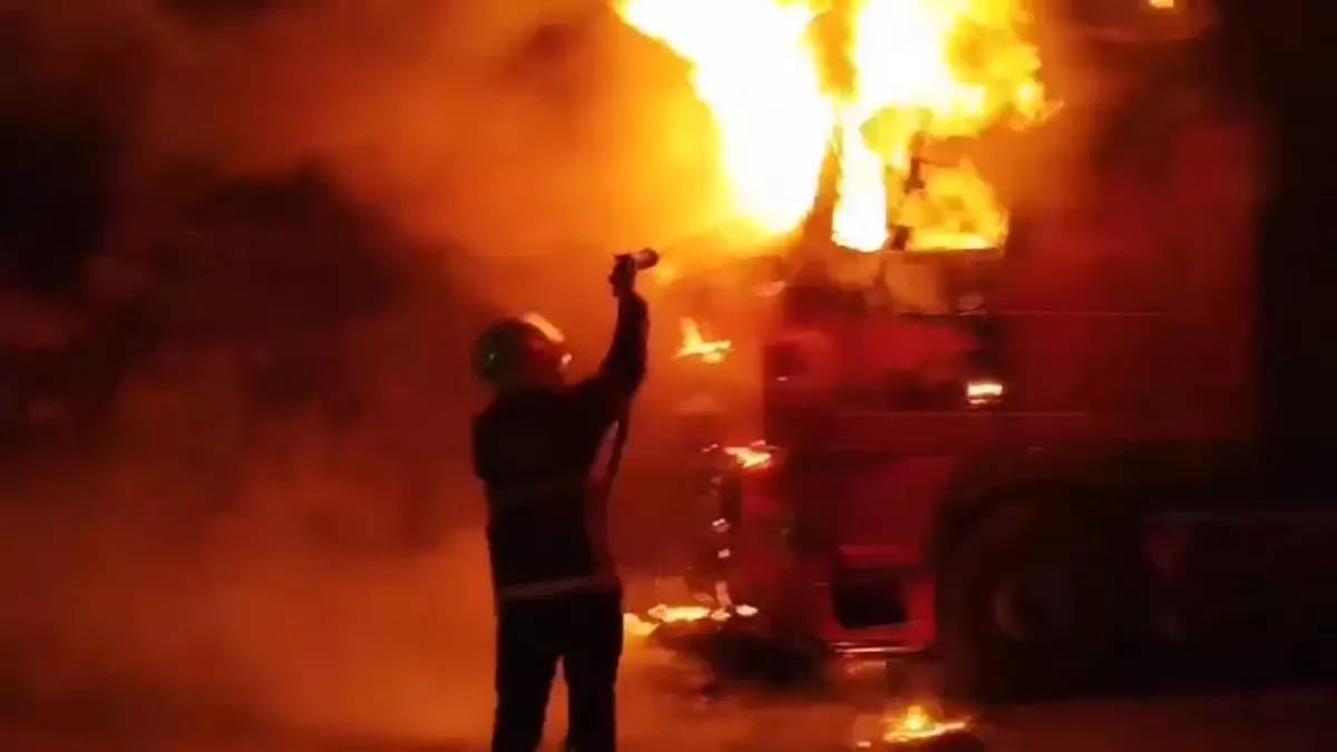 Şanlıurfa'da Elektrik Kontağından Kaynaklanan TIR Yangını