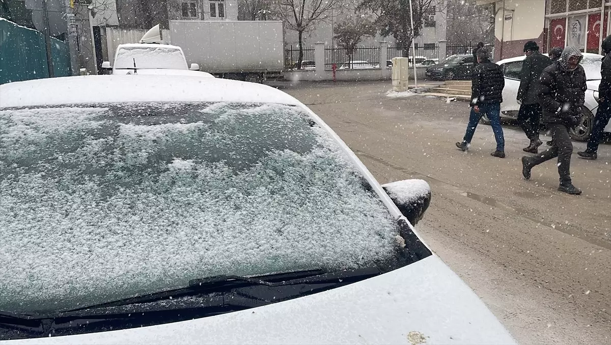 Şanlıurfa'da Yoğun Kar Yağışı ve Ekiplerin Mücadele Çalışmaları