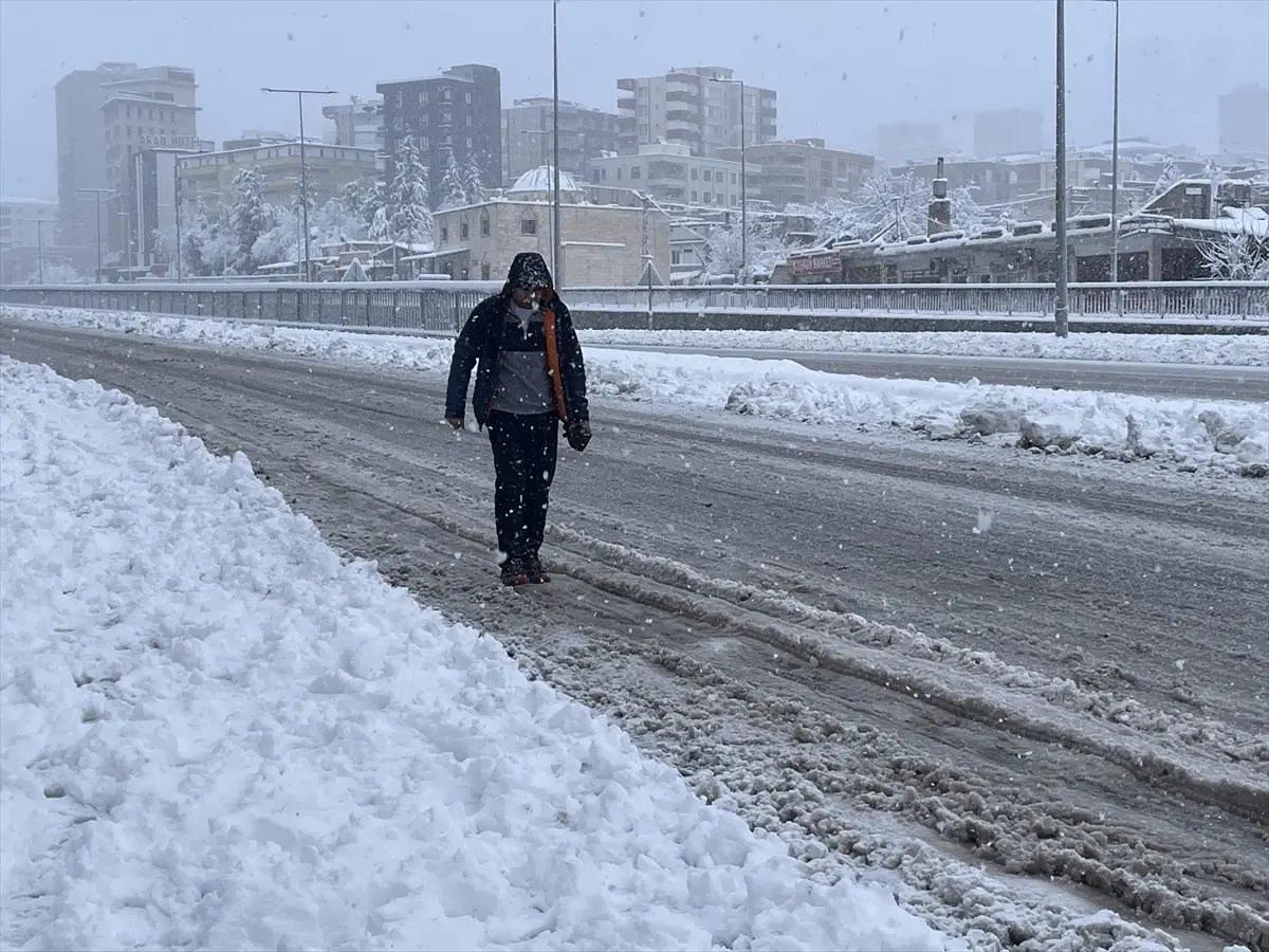 Şanlıurfa'da Yoğun Kar Yağışı ve Trafik Durumu